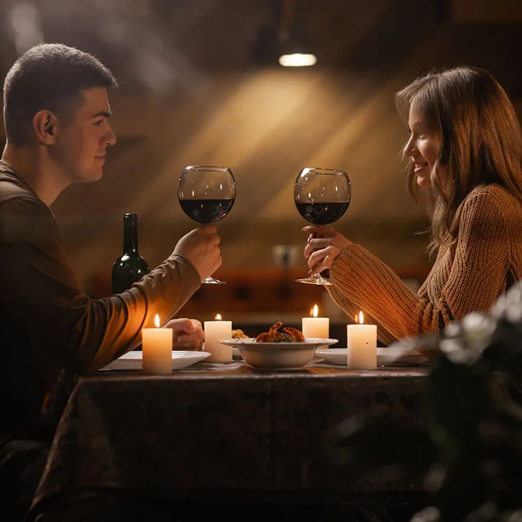 cena romántica en pareja de amor y amistad