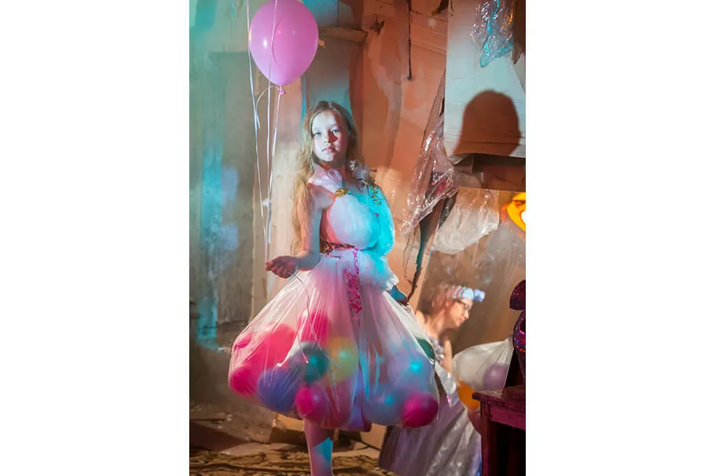 mujer con un disfraz elaborado con una falda de plástico transparente rellena de globos