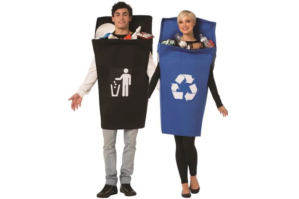 pareja con disfraces de contenedores de reciclaje
