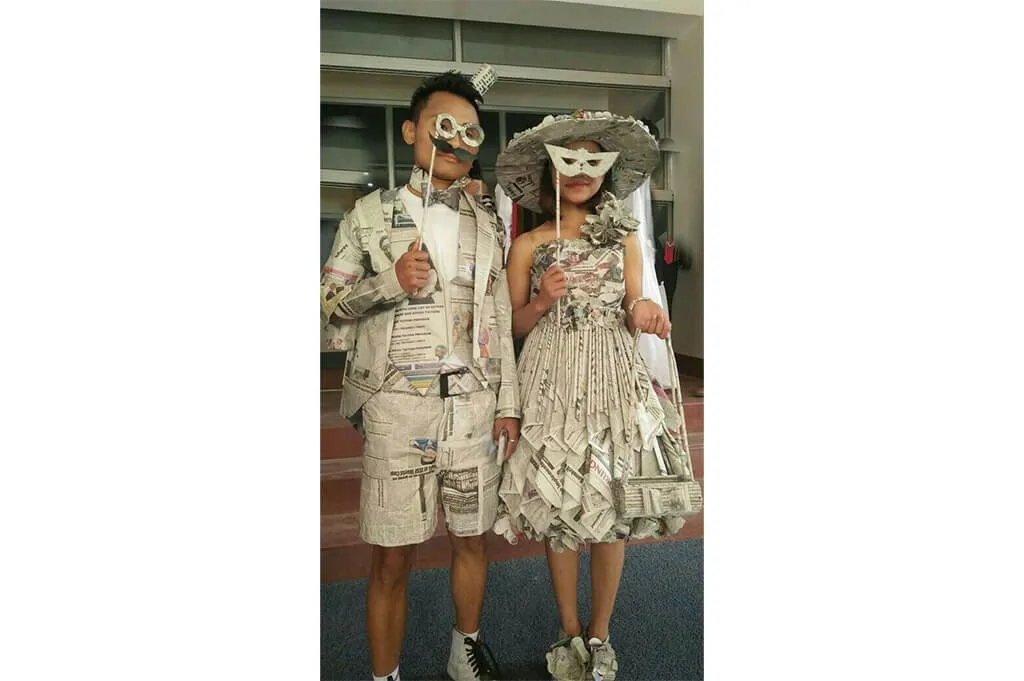 pareja con disfraces hechs con papel periódico
