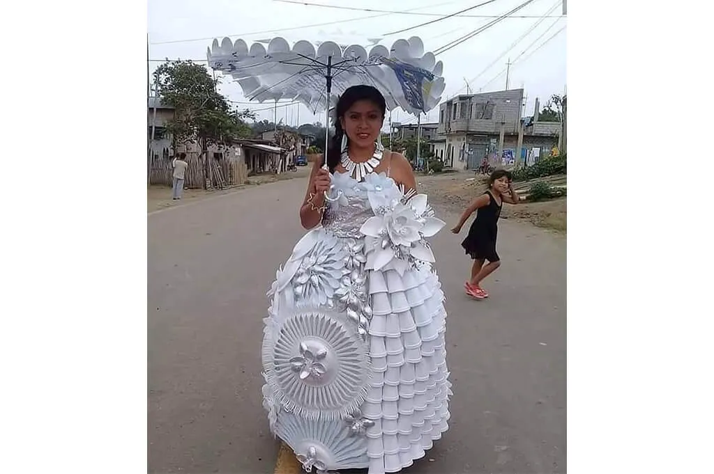 mujer con disfraz elaborado con vasos y platos de icopor