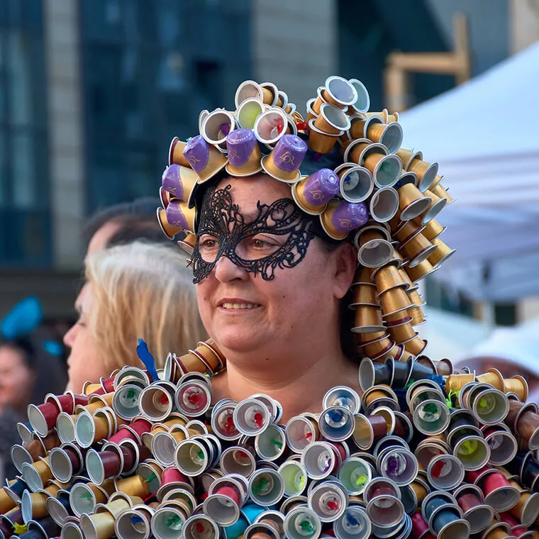 ideas para disfraces con materiales reciclados para la fiesta de halloween